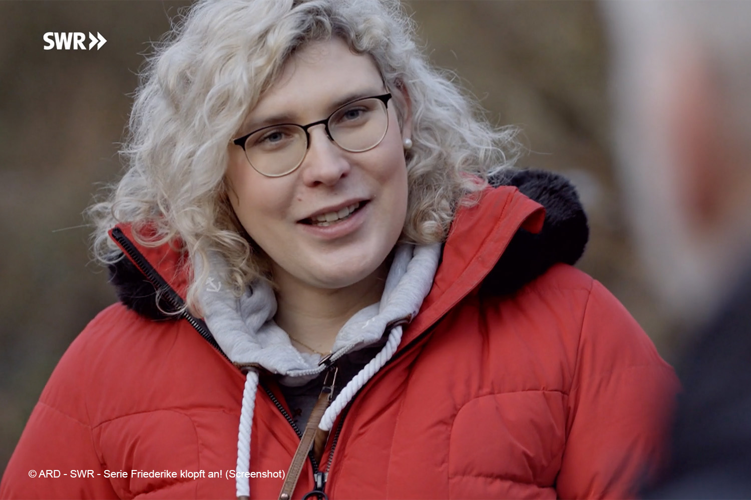 Simona, die junge Winzerin, spricht mit der Reporterin