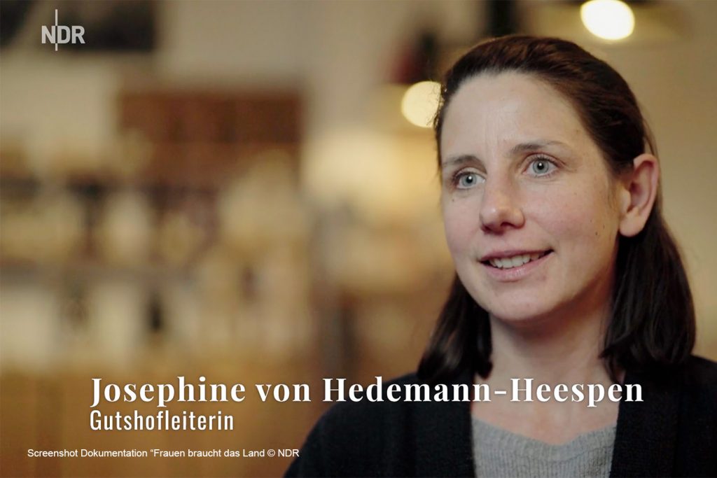 Josephine führt Gut Deutsch-Nienhof und hat mit ihrem Hofladen und Eventlocation die Gegen bereichert.