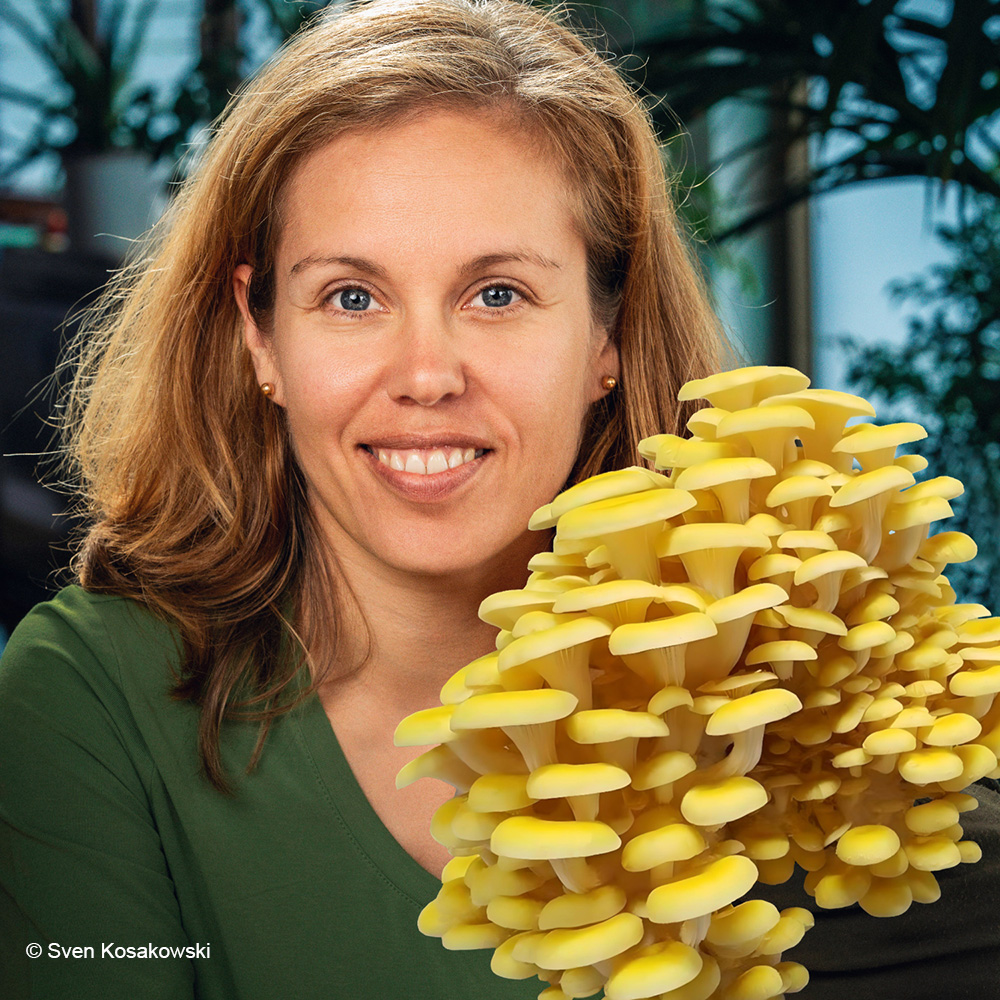 Ana Orias Balderas hält einen großen Pilzstock in der Hand.