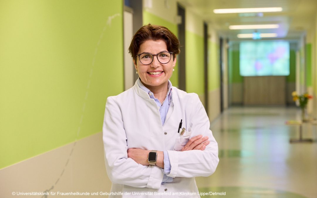 Prof. Dr. Beyhan Ataseven steht in den Räumlichkeiten der Klinik und blickt in die Kamera.