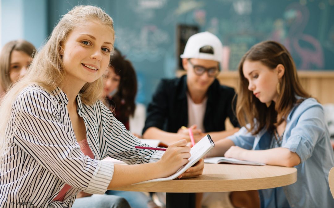 Junge Menschen lernen mit alternativen Methoden in der Schule